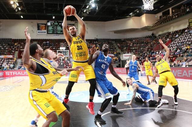 01.03.2017, Deutschland, Ludwigsburg, CL PlayoffsMHP RIESEN Ludwigsburg vs. BC Neptunas Saison 2016 2017: am Ball Johannes Thiemann (MHP)