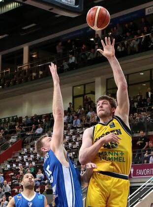 Bilder des Tages - SPORT 01.03.2017, Deutschland, Ludwigsburg, CL PlayoffsMHP RIESEN Ludwigsburg vs. BC Neptunas Saison 2016 2017: v.l. Vytautas Sarakauskas (BC), Jack Cooley (MHP)