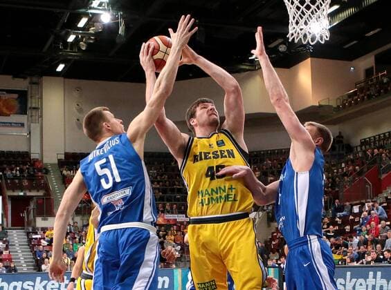 01.03.2017, Deutschland, Ludwigsburg, CL PlayoffsMHP RIESEN Ludwigsburg vs. BC Neptunas Saison 2016 2017: v.l. Arnas Butkevicius (BC); Jack Cooley (MHP), Vytautas Sarakauskas (BC)
