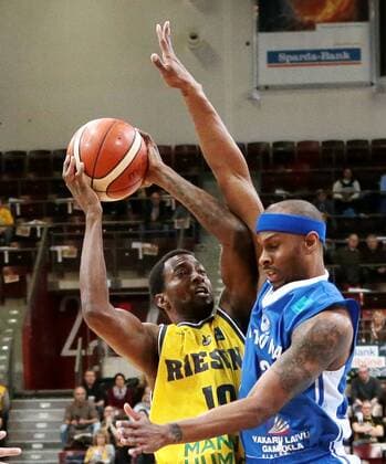 01.03.2017, Deutschland, Ludwigsburg, CL PlayoffsMHP RIESEN Ludwigsburg vs. BC Neptunas Saison 2016 2017: v.l. Rocky Trice (MHP), Daniel Ewing (BC)