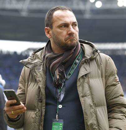 25.02.2017, HDI-Arena, Hannover, Ligaspiel, 2. Liga, Hannover 96 vs DSC Arminia Bielefeld, im Bild Christian Moeckel (Sportdirektor, Hannover) mit Handy im der Hand Hannover 96 vs DSC Arminia Bielefeld