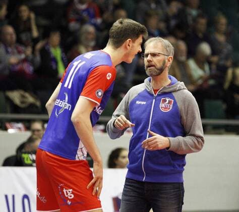 Deutschland - Rüsselsheim am Main - 02.03.2017 Volleyball - Hessen - CEV Champions League - Herren Saison 2016 2017 United Volleys Rheinmain (blau) - Lindemans Aalst (ws) v.l. Tobias Krick (RheinMain 11), Trainer Michael Warm (RheinMain) United Volleys Rheinmain - Lindemans Aalst
