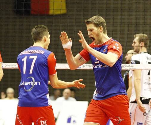 Deutschland - Rüsselsheim am Main - 02.03.2017 Volleyball - Hessen - CEV Champions League - Herren Saison 2016 2017 United Volleys Rheinmain (blau) - Lindemans Aalst (ws) v.l. Jan Zimmermann (RheinMain 17), Christian Dünnes (RheinMain 16) United Volleys Rheinmain - Lindemans Aalst
