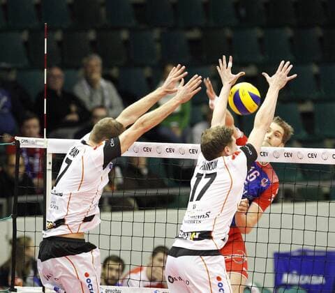 Deutschland - Rüsselsheim am Main - 02.03.2017 Volleyball - Hessen - CEV Champions League - Herren Saison 2016 2017 United Volleys Rheinmain (blau) - Lindemans Aalst (ws) v.l. Reinis Pekmans (Lindemans Aalst 7), Michael Parkinson (Lindemans Aalst 17), Christian Dünnes (RheinMain 16) United Volleys Rheinmain - Lindemans Aalst