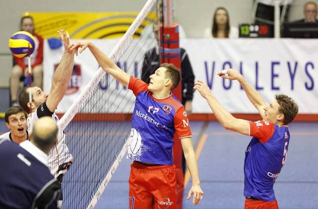 Deutschland - Rüsselsheim am Main - 02.03.2017 Volleyball - Hessen - CEV Champions League - Herren Saison 2016 2017 United Volleys Rheinmain (blau) - Lindemans Aalst (ws) v.l. Wannes de Beul (Lindemans Aalst 10), Jan Zimmermann (RheinMain 17), Lukas Bauer (RheinMain 5) United Volleys Rheinmain - Lindemans Aalst