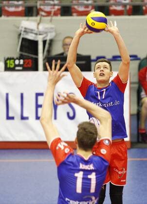 Deutschland - Rüsselsheim am Main - 02.03.2017 Volleyball - Hessen - CEV Champions League - Herren Saison 2016 2017 United Volleys Rheinmain (blau) - Lindemans Aalst (ws) v.l. Tobias Krick (RheinMain 11), Jan Zimmermann (RheinMain 17) United Volleys Rheinmain - Lindemans Aalst