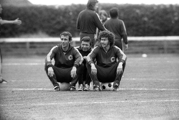 Trainingslager BR Deutschland vor der WM 1974 in Malente, v.li.: Horst Dieter Höttges, Mannschaftsarzt Prof. Heinrich Heß, Paul Breitner