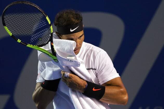 Spanish tennis player Rafael Nadal cleans his face in a game against Croatian Marin Cilic during their Mexico Tennis Open semifinal match in Acapulco, Guerrero, Mexico, 03 March 2017. MEXICO TENNIS OPEN SEMIFINALS !ACHTUNG: NUR REDAKTIONELLE NUTZUNG!  Copyright: xJosexMendezx MEX010 20170304-636241977143819295