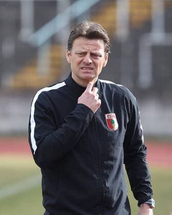 Christian Wörns (Trainer FC Augsburg II), nachdenklich, skeptisch, FC Augsburg II vs. SpVgg Unterhaching, Regionalliga Bayern, 22. Spieltag, 04.03.2017