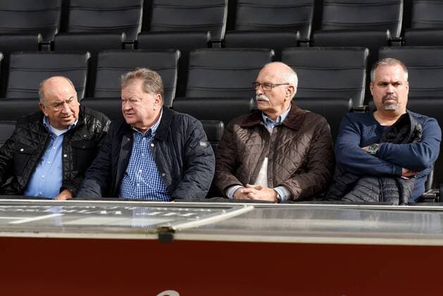 Vize-Präsident Ludwig von Natzmer (FSV Frankfurt), Vize-Präsident Wolfgang Kurka (FSV Frankfurt), Geschäftsführer Clemens Krüger (FSV Frankfurt). Deutschland, Aspach: Fussball, 3.Liga: SG Sonnenhof Grossaspach vs FSV Frankfurt 1899 am 04.03.2017, mechatronik-Arena.