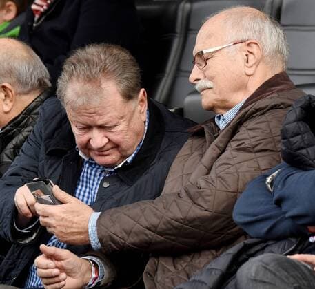 Vize-Präsident Ludwig von Natzmer (FSV Frankfurt), Vize-Präsident Wolfgang Kurka (FSV Frankfurt). Deutschland, Aspach: Fussball, 3.Liga: SG Sonnenhof Grossaspach vs FSV Frankfurt 1899 am 04.03.2017, mechatronik-Arena.