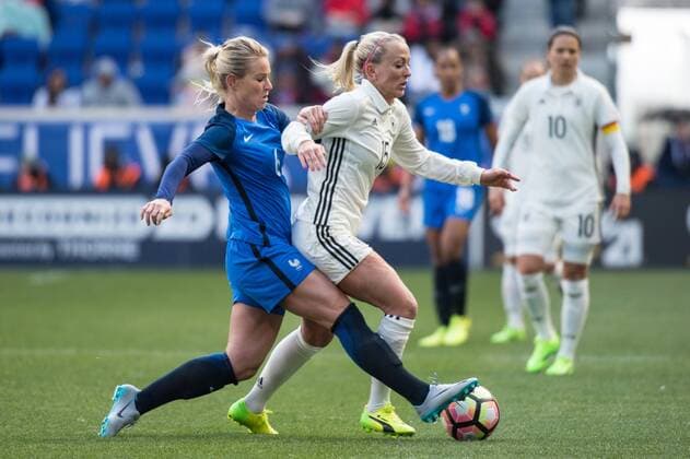 Fußball, SheBelieves Cup, Deutschland - Frankreich March 4, 2017 - Harrison, New Jersey, U.S - France midfielder AMADINE HENRY 6 takes fights for the ball with Germany forward MANDY ISLACKER 15 during the SheBelieves Cup match at Red Bull Arena in Harrison, NJ. Soccer 2017 - France vs. Germany 0-0 - ZUMAs192 20170304_zap_s192_002 Copyright: xMarkxSmithx