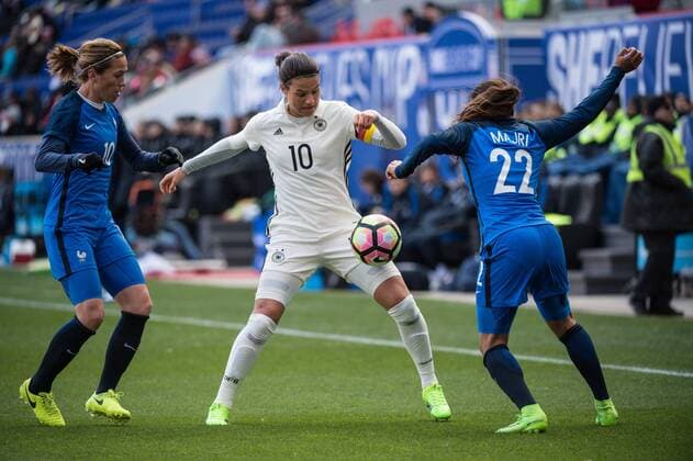 Fußball, SheBelieves Cup, Deutschland - Frankreich March 4, 2017 - Harrison, New Jersey, U.S - Germany midfielder DZSENIFER MAROZScN 10 fights for the ball against France defender AMEL MAJRI 22 and France midfielder CAMILE ABILY 10 during the SheBelieves Cup match at Red Bull Arena in Harrison, NJ. Soccer 2017 - France vs. Germany 0-0 - ZUMAs192 20170304_zap_s192_005 Copyright: xMarkxSmithx