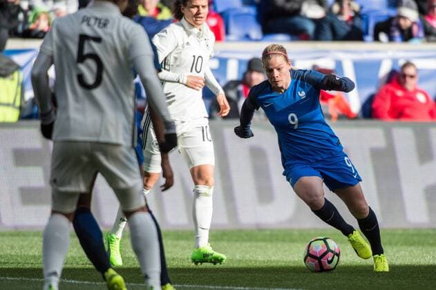 Fußball, SheBelieves Cup, Deutschland - Frankreich March 4, 2017 - Harrison, New Jersey, U.S - France forward EUGÆ’NIE LE SOMMER 9 dribbles the ball past Germany midfielder DZSENIFER MAROZScN 10 while Germany defender BABETT PETER 5 looks on during the SheBelieves Cup match at Red Bull Arena in Harrison, NJ. Soccer 2017 - France vs. Germany 0-0 - ZUMAs192 20170304_zap_s192_006 Copyright: xMarkxSmithx