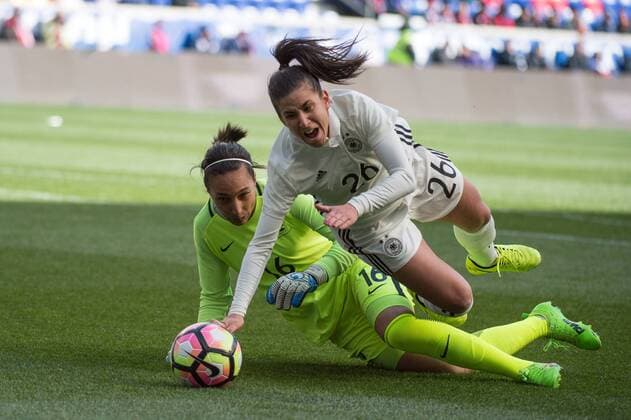 Bilder des Tages - SPORT Fußball, SheBelieves Cup, Deutschland - Frankreich March 4, 2017 - Harrison, New Jersey, U.S - France goalkeeper SARAH BOUHADDI 16 fouls Germany forward HASRET KAYIKöI 26 for a penalty kick during the SheBelieves Cup match at Red Bull Arena in Harrison, NJ. Soccer 2017 - France vs. Germany 0-0 - ZUMAs192 20170304_zap_s192_008 Copyright: xMarkxSmithx