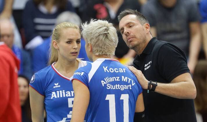 Stuttgart , Volleyball MTV Allianz Stuttgart vs. SC Potsdam , von links: Kim Renkema Karmen Kocar Trainer Guillermo Hernandez ( Allianz )