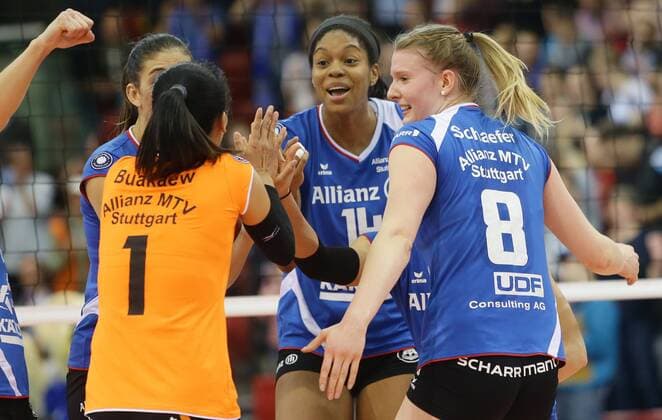 Stuttgart , Volleyball MTV Allianz Stuttgart vs. SC Potsdam , von rechts: JUlia Schäfer Aiyana Whitney ( Allianz )