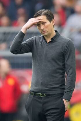 Dortmund, Germany 04.03.2017, 1. Bundesliga 23. Spieltag, BV Borussia Dortmund - Bayer 04 Leverkusen, Trainer Roger Schmidt (B04) gestikuliert ( DeFodi001
