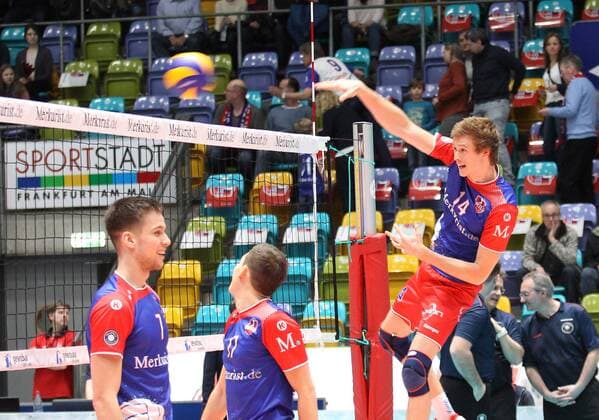 05.03.2017, xilx, Volleyball 1.Bundesliga Herren, United Volleys - Netzhoppers Solwo Königspark, emspor, v.l. Angriff von Peter Wolf (United Volleys Rhein-Main) Frankfurt am Main