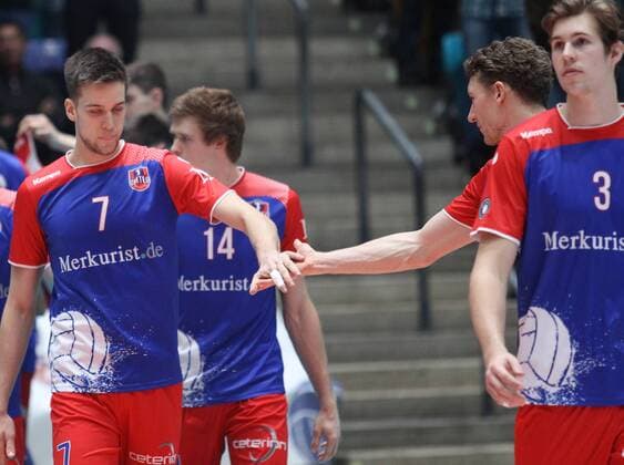 05.03.2017, xilx, Volleyball 1.Bundesliga Herren, United Volleys - Netzhoppers Solwo Königspark, emspor, v.l. Abklatschen von Jannis Hopt (United Volleys Rhein-Main) und Lukas Bauer (United Volleys Rhein-Main) Frankfurt am Main