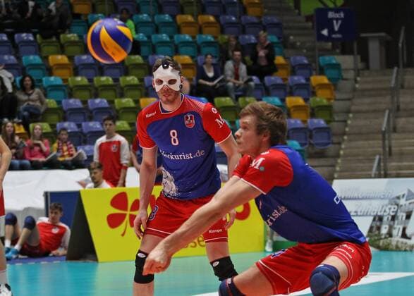 05.03.2017, xilx, Volleyball 1.Bundesliga Herren, United Volleys - Netzhoppers Solwo Königspark, emspor, v.l. baggern von Adrian Aciobanitei (United Volleys Rhein-Main), Jan Klobucar (United Volleys Rhein-Main) schaut zu Frankfurt am Main