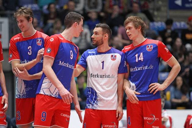 05.03.2017, xilx, Volleyball 1.Bundesliga Herren, United Volleys - Netzhoppers Solwo Königspark, emspor, v.l. Reden Mitchell Tulley (United Volleys Rhein-Main), Georg Escher (United Volleys Rhein-Main), Florian Ringseis (United Volleys Rhein-Main) und Peter Wolf (United Volleys Rhein-Main) Frankfurt am Main