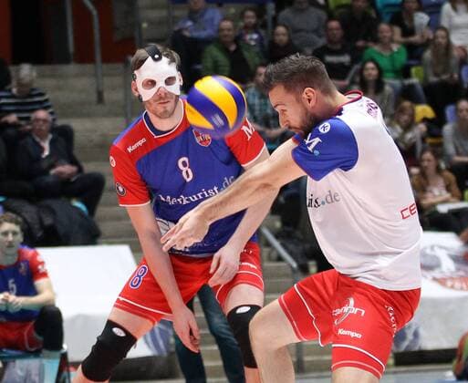05.03.2017, xilx, Volleyball 1.Bundesliga Herren, United Volleys - Netzhoppers Solwo Königspark, emspor, v.l. Jan Klobucar (United Volleys Rhein-Main) schaut auf Florian Ringseis (United Volleys Rhein-Main) der baggert Frankfurt am Main