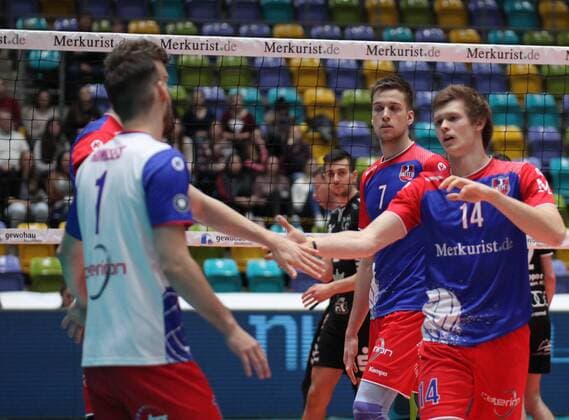 05.03.2017, xilx, Volleyball 1.Bundesliga Herren, United Volleys - Netzhoppers Solwo Königspark, emspor, v.l. Abklatschen nach Punktgewinn Florian Ringseis (United Volleys Rhein-Main) und Peter Wolf (United Volleys Rhein-Main) Frankfurt am Main