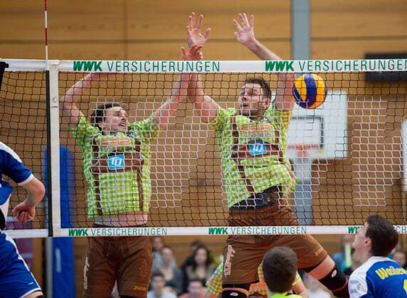 Abwehr Patrick STEUERWALD ( 4, HER) und Roy FRIEDRICH ( 15, HER). Volleyball, TSV Herrsching (HER) - Solingen Volleys (SOL), Bundesliga, 5.Spieltag, Saison 2016 2017, am 05.03.2017 in Herrsching N I K O L A U S H A L L E Deutschland. x20170305_111x