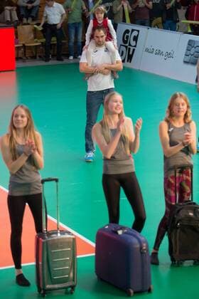 Die Koffer koennen gepackt werden, Herrsching-Trainer Max HAUSER (hinten). Volleyball, TSV Herrsching (HER) - Solingen Volleys (SOL), Bundesliga, 5.Spieltag, Saison 2016 2017, am 05.03.2017 in Herrsching N I K O L A U S H A L L E Deutschland. x20170305_106x