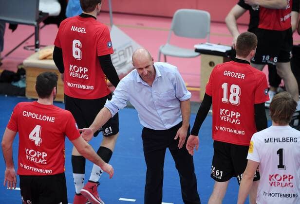 Volleyball 1. Bundesliga Saison 2016 2017 05.03.2017 TV Rottenburg - SVG Lueneburg Trainer Hans Peter Mueller - Angstenberger (Mitte, TV Rottenburg) nachdenklich 