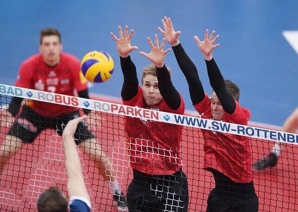 Volleyball 1. Bundesliga Saison 2016 2017 05.03.2017 TV Rottenburg - SVG Lueneburg TVR Block TV Rottenburg; Friederich Nagel (Mitte) und Phillip Trenkler 