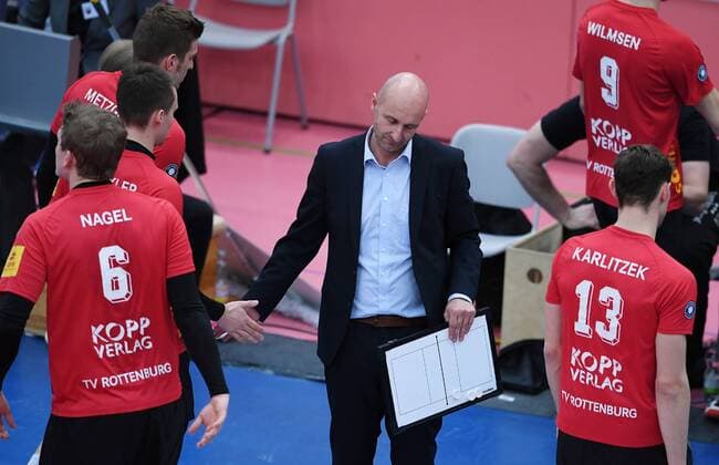 Volleyball 1. Bundesliga Saison 2016 2017 05.03.2017 TV Rottenburg - SVG Lueneburg Trainer Hans Peter Mueller - Angstenberger (Mitte, TV Rottenburg) nachdenklich 