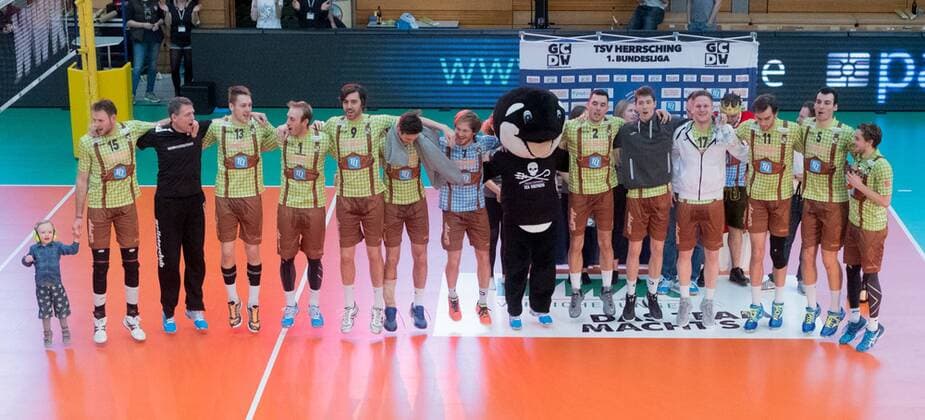 Herrsching - Mannschaft hebt ab. Volleyball, TSV Herrsching (HER) - Solingen Volleys (SOL), Bundesliga, 5.Spieltag, Saison 2016 2017, am 05.03.2017 in Herrsching N I K O L A U S H A L L E Deutschland. x_DSF3138x