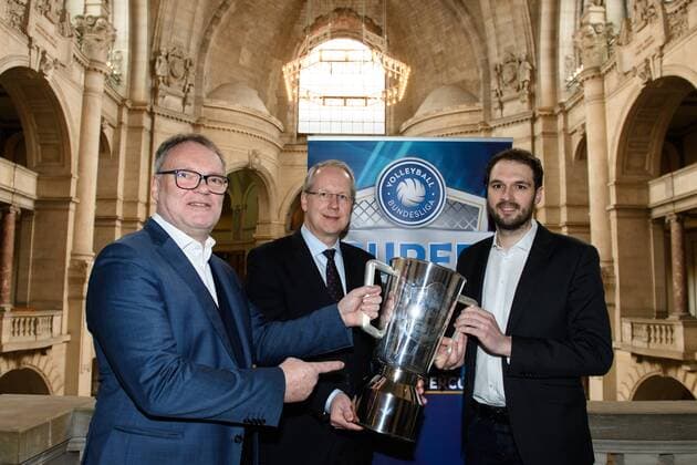 Bilder des Tages - SPORT 06.03.2017, Neues Rathaus, Hannover Volleyball, Supercup, Pressekonferenz Hannover Klaus-Peter Jung (Geschäftsführer Geschaeftsfuehrer Volleyball Bundesliga VBL), Stefan Schostok (Oberbürgermeister Oberbuergermeister Hannover), Benjamin Chatton (Geschäftsführer Geschaeftsfuehrer TUI Arena) mit Pokal Supercup