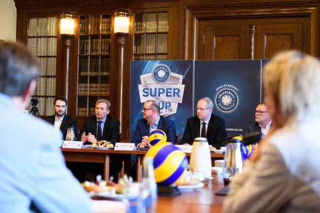 06.03.2017, Neues Rathaus, Hannover Volleyball, Supercup, Pressekonferenz Hannover Benjamin Chatton (Geschäftsführer Geschaeftsfuehrer TUI Arena), Heinz Wübbena Wuebbena (Präsident Praesident Nordwestdeutscher Volleyball-Verband), Frank Bleydorn (Pressesprecher Volleyball Bundesliga VBL), Stefan Schostok (Oberbürgermeister Oberbuergermeister Hannover), Klaus-Peter Jung (Geschäftsführer Geschaeftsfuehrer Volleyball Bundesliga VBL)