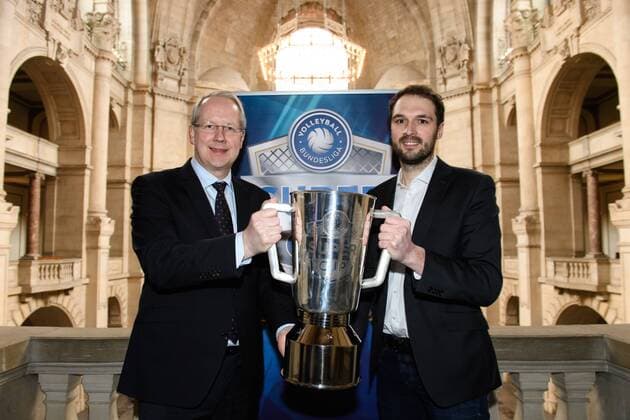 06.03.2017, Neues Rathaus, Hannover Volleyball, Supercup, Pressekonferenz Hannover Stefan Schostok (Oberbürgermeister Oberbuergermeister Hannover), Benjamin Chatton (Geschäftsführer Geschaeftsfuehrer TUI Arena) mit Pokal Supercup