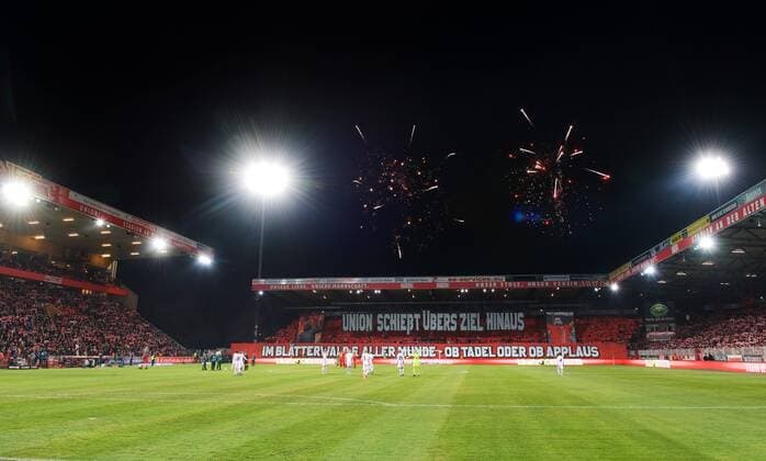 Fussball Berlin 03.03.2017 Saison 2016 2017 2. Bundesliga 1. FC Union Berlin - Würzburger Kickers Stadion Alte Försterei Union Fans Spruchbänder Choreographie Feuerwerk über dem Stadiondach Sportstätte