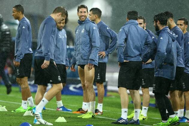 Bilder des Tages - SPORT March 6, 2017 - Naples, Italy - Real Madrid s player Sergio Ramos attends a training session under heavy rain on the eve of the Champions League football match Napoli vs Real Madrid on March 6, 2017 at the San Paolo stadium in Naples. Real Madrid Training and press conference PK Pressekonferenz  - ZUMAn230 20170306_zaa_n230_221 Copyright: xMatteoxCiambellix