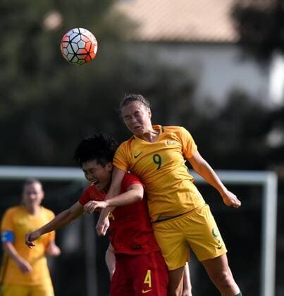ALBUFEIRA, March 6, 2017 -- Gao Chen (L) of China vies with Caitlin Foord of Australia during the last round of Group C match between China and Australia at the Algarve Cup 2017 women s soccer tournament in Albufeira, Portugal on March 6, 2017. China lost 1-2. )(wll) (SP)PORTUGAL-ALBUFEIRA-SOCCER-ALGARVE CUP-CHN VS AUS ZhangxLiyun 