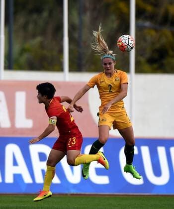 ALBUFEIRA, March 6, 2017 -- Ren Guixin (L) of China vies with Ellie Carpenter of Australia during the last round of Group C match between China and Australia at the Algarve Cup 2017 women s soccer tournament in Albufeira, Portugal on March 6, 2017. China lost 1-2. )(wll) (SP)PORTUGAL-ALBUFEIRA-SOCCER-ALGARVE CUP-CHN VS AUS ZhangxLiyun 