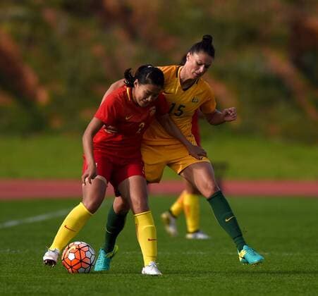 ALBUFEIRA, March 6, 2017 -- Liu Shanshan(L) of China vies with Emily Gielnik of Australia during the last round of Group C match between China and Australia at the Algarve Cup 2017 women s soccer tournament in Albufeira, Portugal on March 6, 2017. China lost 1-2. )(wll) (SP)PORTUGAL-ALBUFEIRA-SOCCER-ALGARVE CUP-CHN VS AUS ZhangxLiyun 