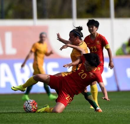 ALBUFEIRA, March 6, 2017 -- Zhang Rui(Front) of China vies with Lisa De Vanna of Australia during the last round of Group C match between China and Australia at the Algarve Cup 2017 women s soccer tournament in Albufeira, Portugal on March 6, 2017. China lost 1-2. )(wll) (SP)PORTUGAL-ALBUFEIRA-SOCCER-ALGARVE CUP-CHN VS AUS ZhangxLiyun 