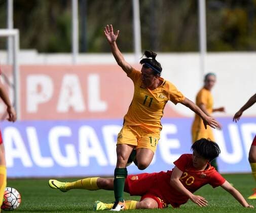 ALBUFEIRA, March 6, 2017 -- Zhang Rui(Bottom) of China vies with Lisa De Vanna of Australia during the last round of Group C match between China and Australia at the Algarve Cup 2017 women s soccer tournament in Albufeira, Portugal on March 6, 2017. China lost 1-2. )(wll) (SP)PORTUGAL-ALBUFEIRA-SOCCER-ALGARVE CUP-CHN VS AUS ZhangxLiyun 