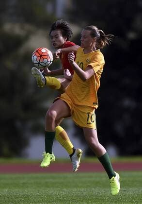 ALBUFEIRA, March 6, 2017 -- Wang Shuang(L) of China vies with Emily Van Egmond of Australia during the last round of Group C match between China and Australia at the Algarve Cup 2017 women s soccer tournament in Albufeira, Portugal on March 6, 2017. China lost 1-2. )(wll) (SP)PORTUGAL-ALBUFEIRA-SOCCER-ALGARVE CUP-CHN VS AUS ZhangxLiyun 