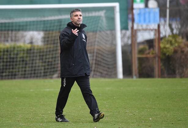 Fußball, Trainerhistorie, FSV Frankfurt 07.03.2017, xjhx, Fussball 3.Liga, FSV Frankfurt Training, emspor, v.l. Trainer Gino Lettieri (FSV Frankfurt) gibt Anweisungen, gestikuliert, mit den Armen gestikulieren gives instructions, gesticulate. Frankfurt am Main