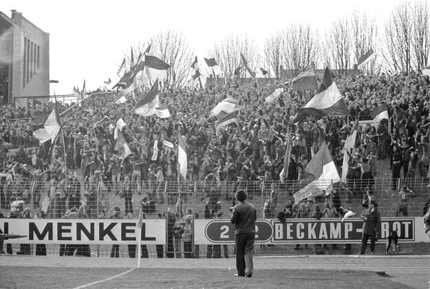 Fußball, Stadiongeschichte Wuppertaler SV Bundesliga Saison 1973 1974, 27. Spieltag, Wuppertaler SV - FC Schalke 04, 23.03.1974 - Schalke Fans mit Fahnen freuen sich jubeln HM