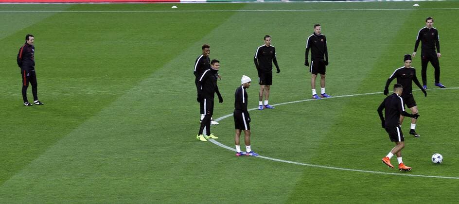 Fußball, CL, Paris St. Germain Training Paris Saint Germain s Spanish head coach Unai Emery (L) during the training of the team held at Camp Nou stadium in Barcelona, northeastern Spain, 07 March 2017. FC Barcelona Barca will face PSG in a UEFA Champions League round of 16 second leg match at the Camp Nou stadium on 08 May. TRAINING OF PARIS SAINT GERMAIN !ACHTUNG: NUR REDAKTIONELLE NUTZUNG!  Copyright: xALBERTOxESTEVEZx 20170307-636245118400988349