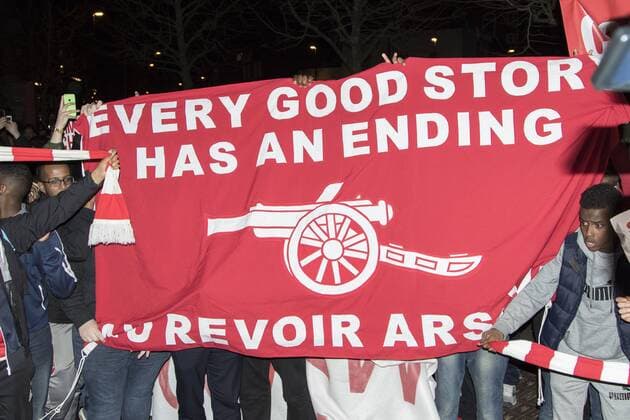 Fußball, CL, Arsenal Fans protestieren gegen Trainer Wenger Football - 2016 2017 UEFA Champions League - Round of Sixteen, Second Leg : Arsenal vs. Bayern Munich Arsenal fans protest at Arsenal Manager Arsene Wenger at The Emirates. COLORSPORT DANIEL BEARHAM  ars_bay