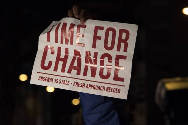 Fußball, CL, Arsenal Fans protestieren gegen Trainer Wenger Football - 2016 2017 UEFA Champions League - Round of Sixteen, Second Leg : Arsenal vs. Bayern Munich Arsenal fans protest at Arsenal Manager Arsene Wenger at The Emirates. COLORSPORT DANIEL BEARHAM  ars_bay